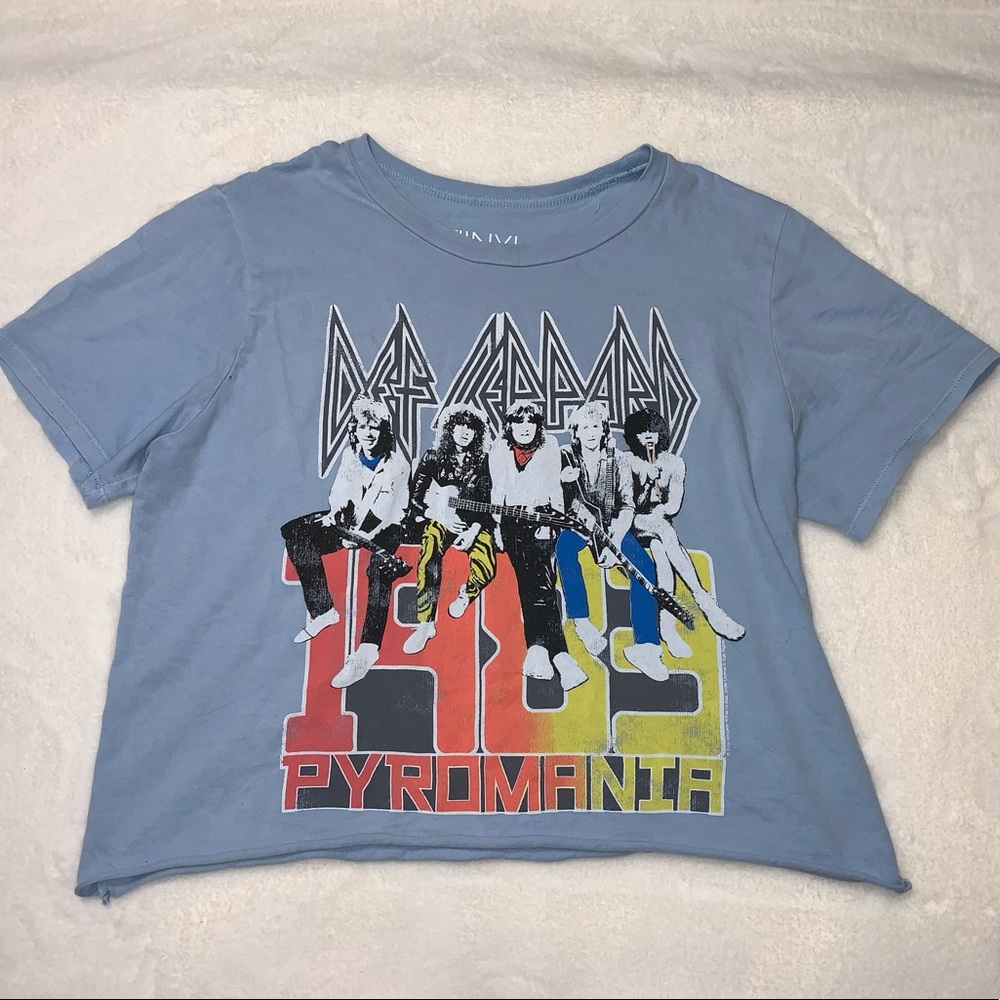 Cropped Def Leppard graphic t-shirt